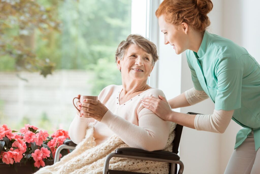 senior en ehpad avec une auxiliaire de vie