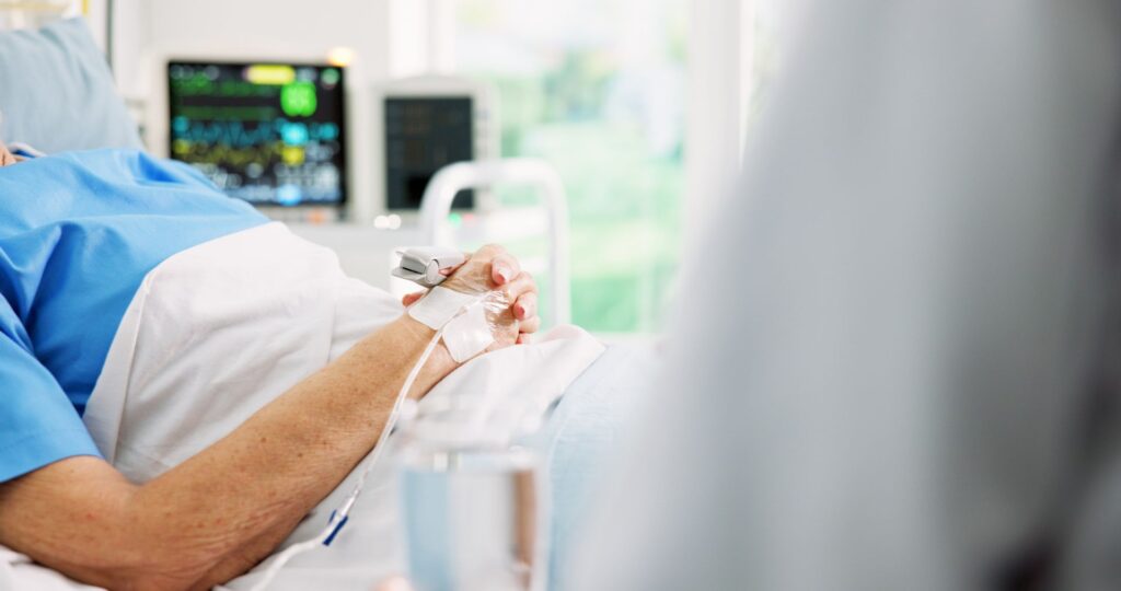 senior en soins palliatifs en ehpad envisageant la sédation profonde