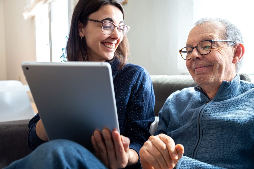 aide à l'utilisation de la tablette en ehpad