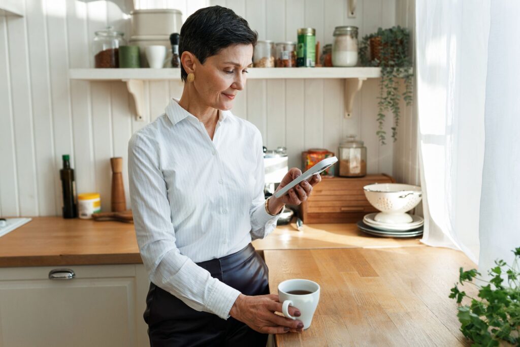 senior contactant le ccas pour trouver une aide financière en ehpad