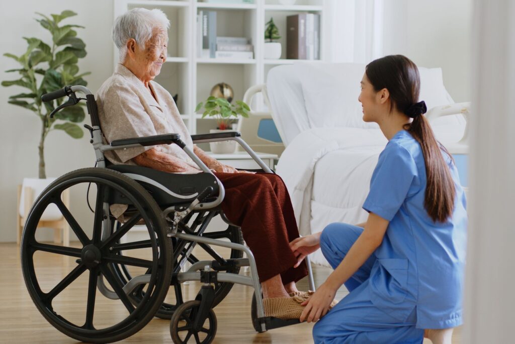 senior présentant les symptomes moteurs de la maladie de parkinson