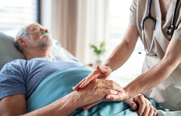 Hospitalisation d’un senior l'été : urgences, sortie PRADO, ARDH et forfait journalier