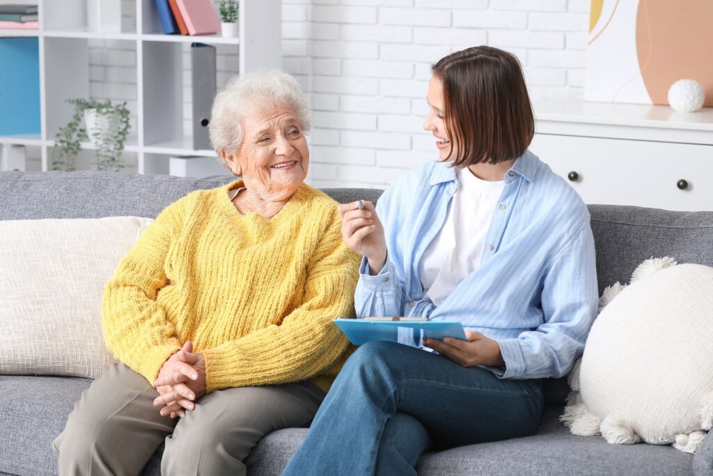 Aidante avec sa senior qui rédigent un courrier pour alerter la direction de l'établissement en cas de manquement