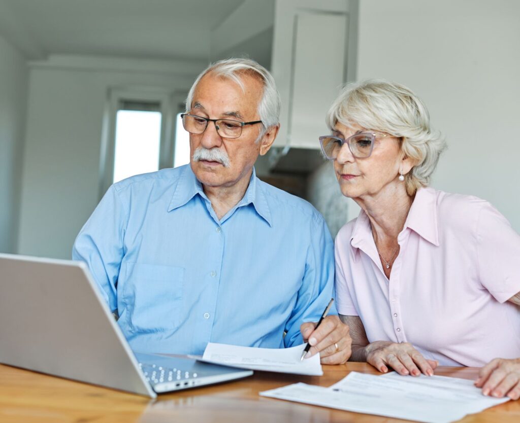 Couple qui paie l'hébergement sur ses ressources commune